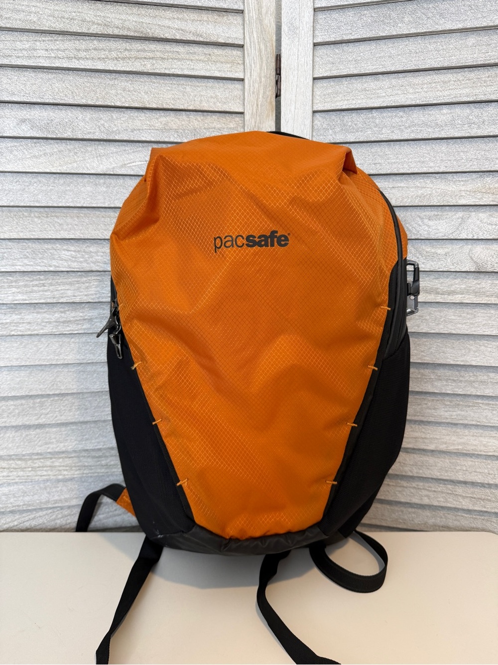 Pacsafe Venturesafe X18 Burnt Orange 8L Backpack